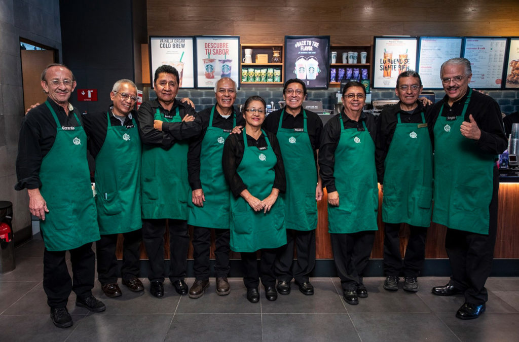 Starbucks abre en México su primer sucursal atendido por abuelos